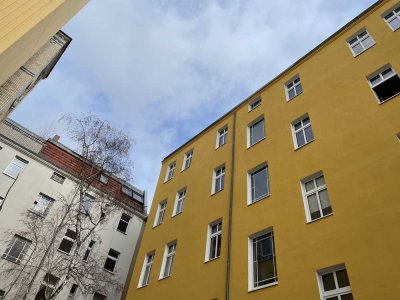 Stilvoller Altbau, 3 Zimmer mit Wohnküche, 87 m², WG-geeignet im 4. OG in Berlin-Neukölln