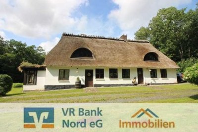 Traumhaftes Reetdachanwesen in idyllischer Lage unmittelbar am Waldrand