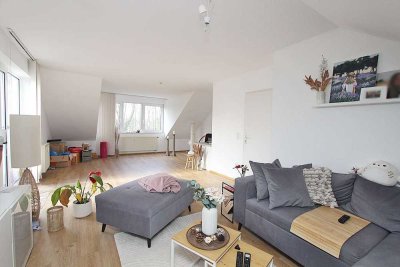 Großzügige 2 ZKB Dachgeschosswohnung mit Balkon im Forstfeld - EBK + PKW-Stellplatz möglich