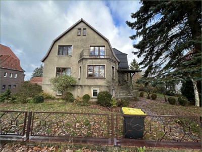 Einfamilienhaus mit Altbau-Charme und 3 Garagen – sofort verfügbar