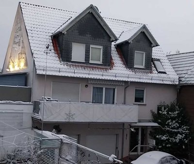 Gepflegte 3-Zimmer Wohnung mit Einbauküche,  Bad  und Balkon in Rosbach vor der Höhe