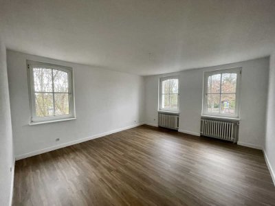 Großzügige, lichtdurchflutete 5-Zimmer-Wohnung mit Garten, stilvollem Erkerbereich und Einbauküche