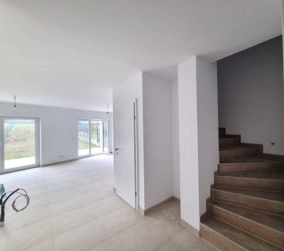 Traumhafte Doppelhaushälfte - Erstbezug, 5 Zimmer, Garten, Terrasse, 2 Stellplätze - Nähe Bahnhof!