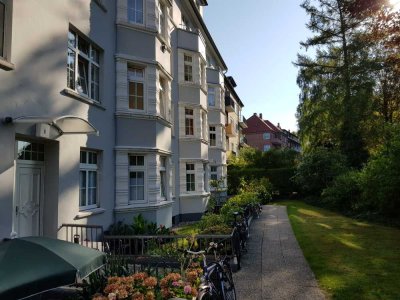 Exklusive, gepflegte 2-Zimmer-Hochparterre-Wohnung mit EBK in Hamburg