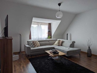 Gemütliche 2,5-Zimmer-Dachgeschosswohnung mit EBK in zentraler Lage - ab 01.08. frei