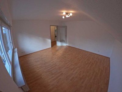 Provisionsfrei: Renovierte 2-Zi Dachgeschosswohnung mit EBK und Garten Freiberg a. N.