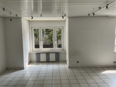 117 m² große Vier-Zimmer-Etagenwohnung mit optionaler Garage und Bushalt direkt vor der Tür !