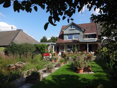Emmerich: Kapitalanlage -  Zweifamilienhaus mit schönem Garten und großer Garage
