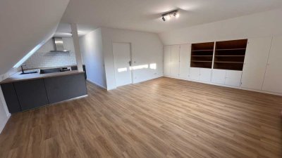 Erstbezug nach Sanierung – stilvolle Dachgeschosswohnung im gepflegten Zweifamilienhaus
