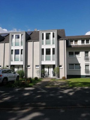Reihenhaus in zeitgemäßer Architektur und exklusiver Ausstattung mit Garten