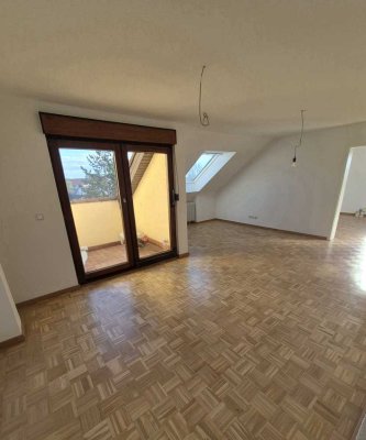 Erstbezug nach Sanierung: Familienfreundliche 3-Zimmer-DG-Wohnung mit Balkon