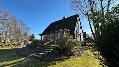 Sanierungsbedürftiges Einfamilienhaus mit großem Grundstück, Vollkeller und Garage