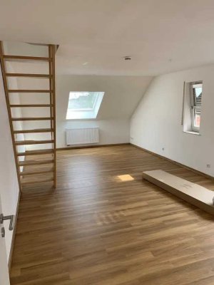 Sanierte Maisonettwohnung mit ausgebautem Spitzboden und Balkon