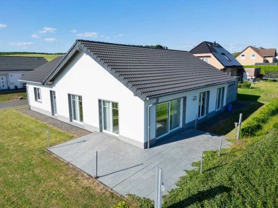 **Wohnen auf einer Ebene: Neuwertiger Bungalow mit Carport**