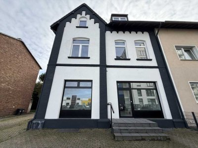 Saniertes Haus zu vermieten (3 Etagen - 9 Zimmer) mit Stellplätzen und Garten in Frechen