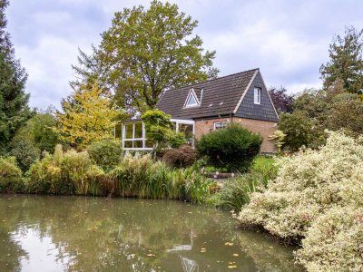 Idyllisches Einfamilienhaus auf traumhaftem Naturgrundstück mit Teich