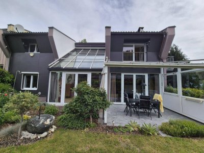 Moderne Designer-Haushälfte mit sonnendurchfluteter Galerie.