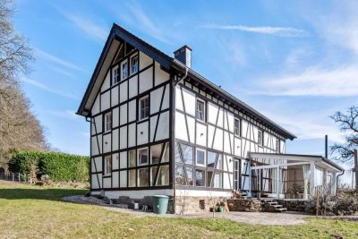 Engel & Völkers: Natur & Ruhe pur - einzigartiges Fachwerkhaus in Alleinlage!