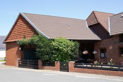 * Wohnhaus mit charmantem Resthof-Charakter * - großzügige Immobilie am Ortsrand von Arpke