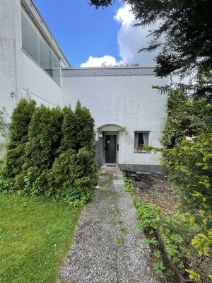 Reihenhaus mit Bachlauf, 3 Balkonen & viel Potenzial!