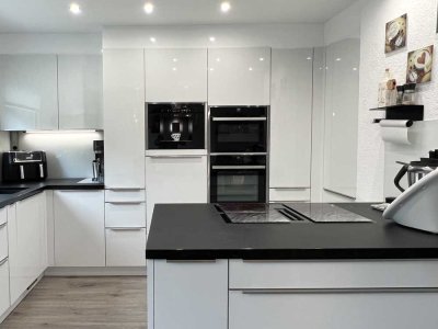 Exklusiv renovierte 4ZKB mit Balkon und PKW-Stellplatz