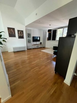 Moderne 2-Zimmer-Dachgeschosswohnung mit EBK, 89 m²