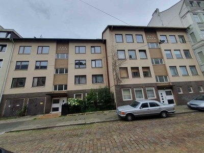 In Bremerhaven-Mitte: Sanierte 3- Zimmer Wohnung auf Wunsch mit Einbauküche