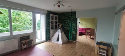 Lichtdurchflutete und ruhiggelegene Wohnung mit zwei Balkonen