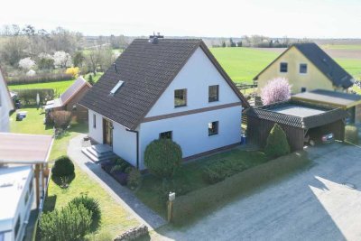 Willkommen zuhause: Modernisiertes Einfamilienhaus inkl. Schuppen samt Garten in Feldrandlage