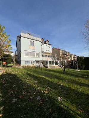 Freistehendes  6-Familienhaus oberhalb der  Esslinger-Burg mit Garten  Stellplätze  und Garage