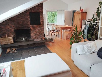 Helle, ruhige, unmöbliert 2,5 Zimmer Mansarden Wohnung mit Küche, offenem Kamin und Südbalkon