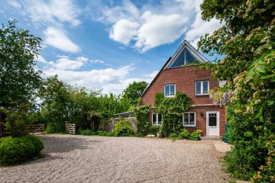 Absolute Alleinlage, riesiges Grundstück, Freiheit total. Schöner Resthof im Herzen Nordfrieslands.