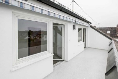 Helle großzügige 3 ZKB Dachwohnung mit sonniger Loggia und EBK zur Ablöse