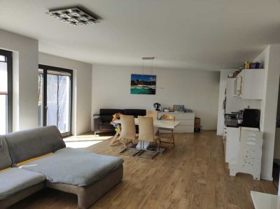 teil möblierte Wohnung/ Penthouse mit 4 Zimmern und Balkon in Potsdam-Babelsberg Süd