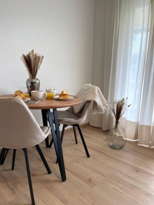 Vollmöblierte moderne Wohnung mit Balkon