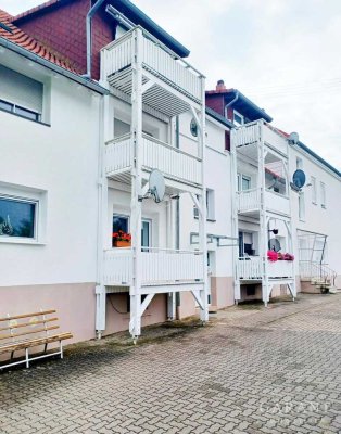 Erdgeschosswohnung mit Balkon und zwei Stellplätzen