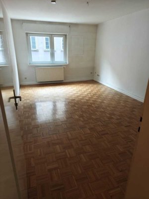 Großzügige, helle Wohnung in Top-Lage! ANGEBOT: Mietreduktion/mietfreie Zeit gegen Renovierung