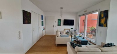 Charmante lichtdurchflutete Penthousewohnung mit zwei Dachterrassen und Einbauküche