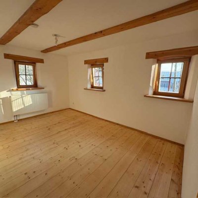 Malerisches Fachwerkhaus in Weißenborn: 2-Zi-Maisonette-Whg. + Terrasse / Stellplatz / Treppenlift!