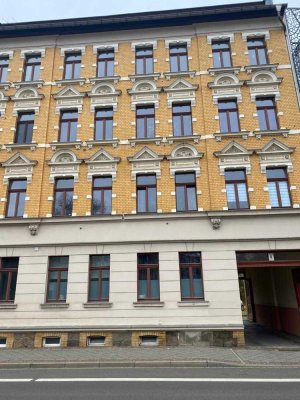 Helle 2-Zimmer-WE mit Balkon, Bad mit Fenster, Laminat
