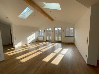 Dachgeschosswohnung mit Ost- und Westbalkon