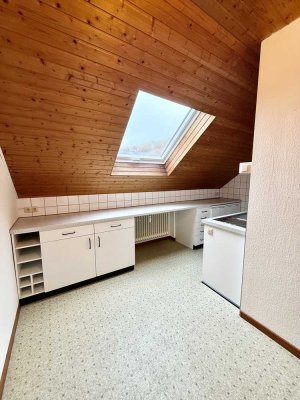 Attraktive 2-Zimmer-DG-Wohnung mit Einbauküche in Aachen