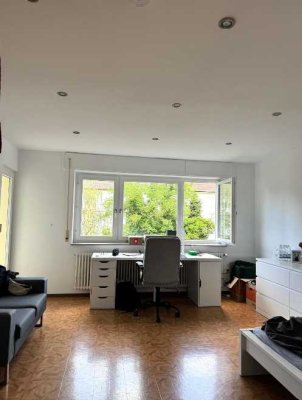 Helles Zimmer in 3-er-Frauen-WG in Karlsruhe-Mühlburg