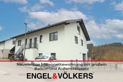 Neuwertige Maisonettewohnung mit großem Balkon und Außenstellplatz