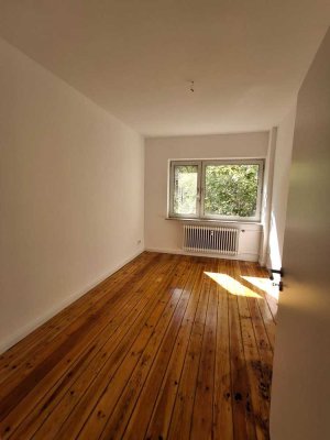 Altbau trifft Design - Hochwertig sanierte 2-Zimmer-Wohnung mit Pitchpine-Dielen & Wohnküche