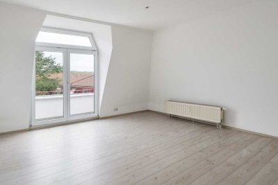 ERSTBEZUG NACH RENOVIERUNG:: Attraktive Dachgeschosswohnung mit Balkon und Einbauküche