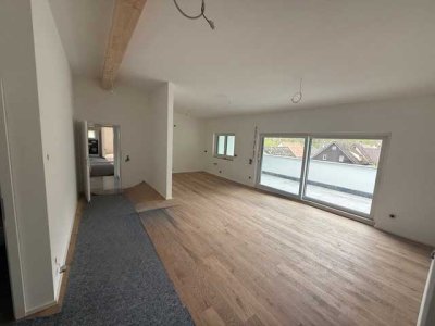 Drei Zimmer Penthouse Wohnung mit großem Balkon