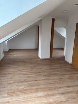 Schöne, helle, charmante 1-Zimmer-DG-Wohnung