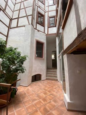 2-Zi.- Wohnung mit mittelalterliche Bohlenstube + Fahrstuhl in der Pößnecker Altstadt zu vermieten.
