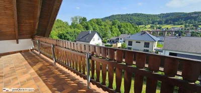 Helle Dachgeschosswohnung mit großen Balkon in Lengenfeld unterm Stein